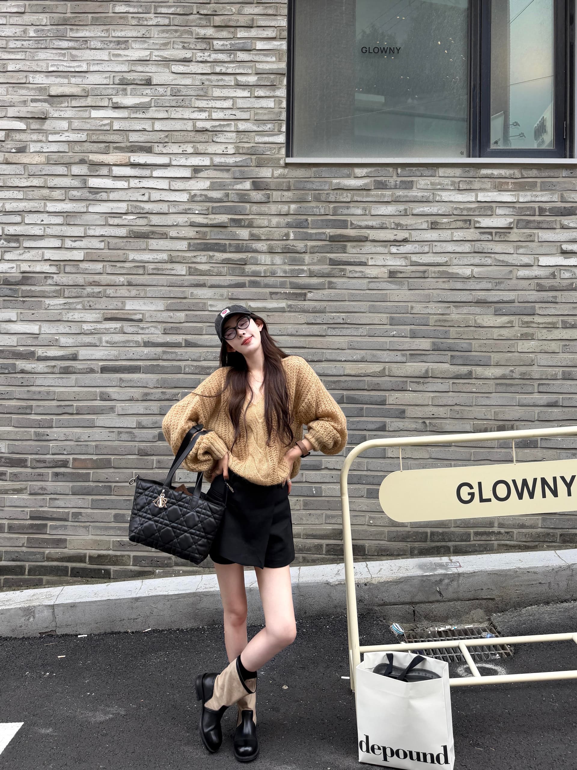 프랑스식 느긋한 바람 루즈핏 니트 스웨터 여자 가을 새로운 부드러운 품격 V넥 홀로우 아웃 니트 스웨터 맨위