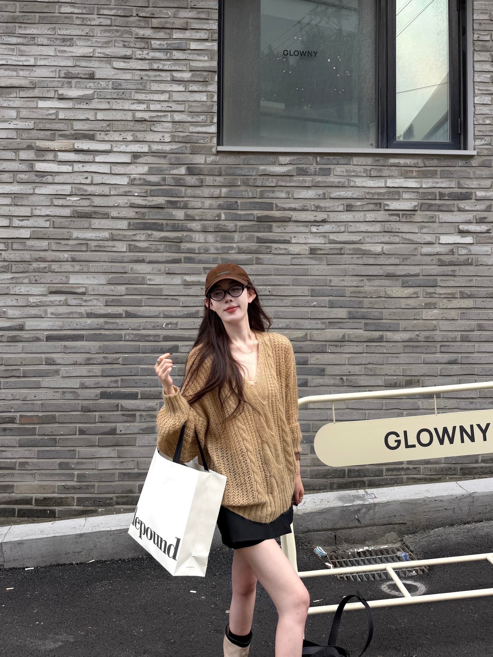 프랑스식 느긋한 바람 루즈핏 니트 스웨터 여자 가을 새로운 부드러운 품격 V넥 홀로우 아웃 니트 스웨터 맨위 상세 이미지 4