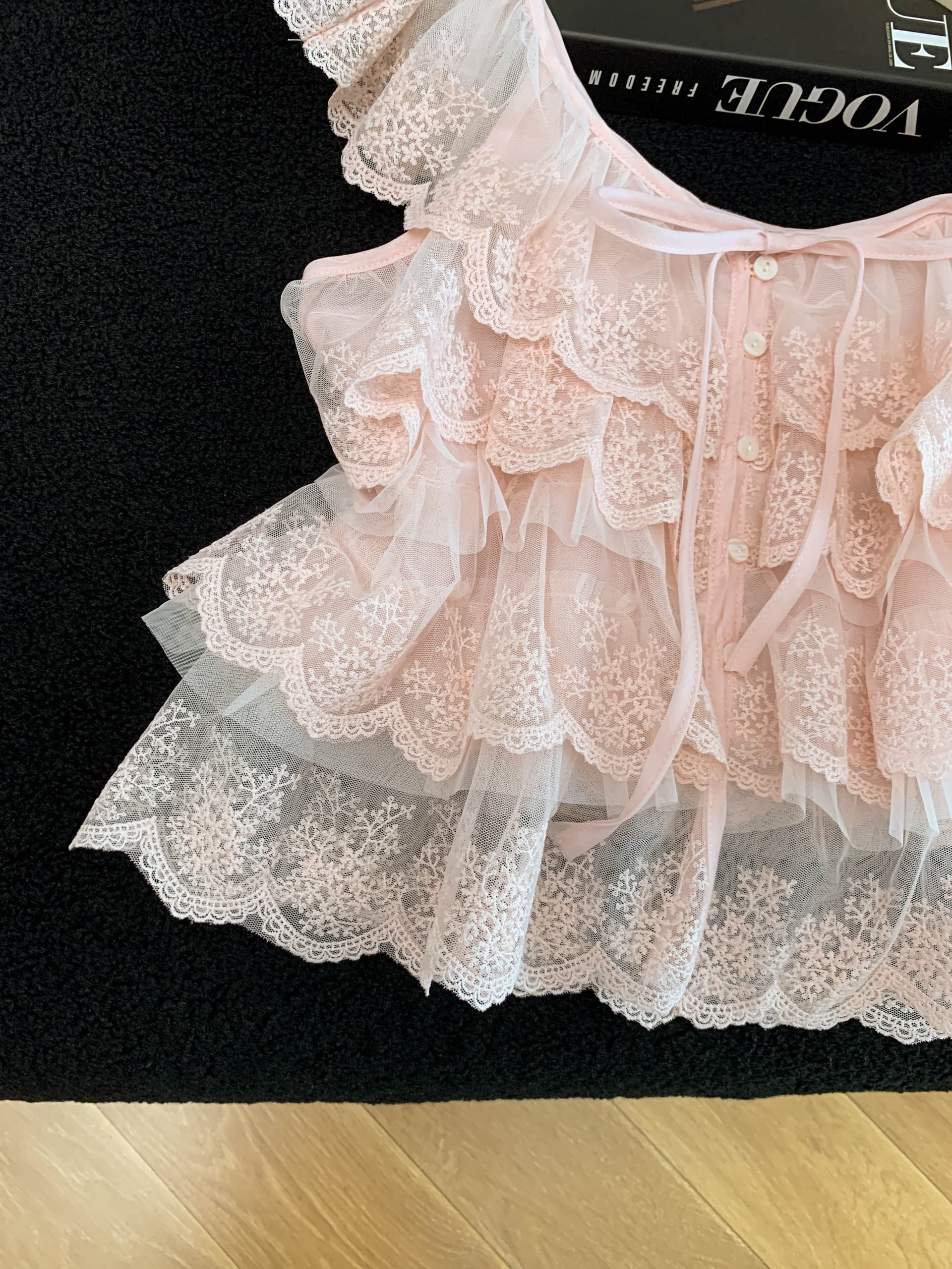 프랑스식 부드러운 바람 다중 레이어 3 차원 명중 Pleat 망사 레이스 조각 연령 감소 다용도 쇼트 스타일 작은 날다 소매 슬립 여성 상세 이미지 14