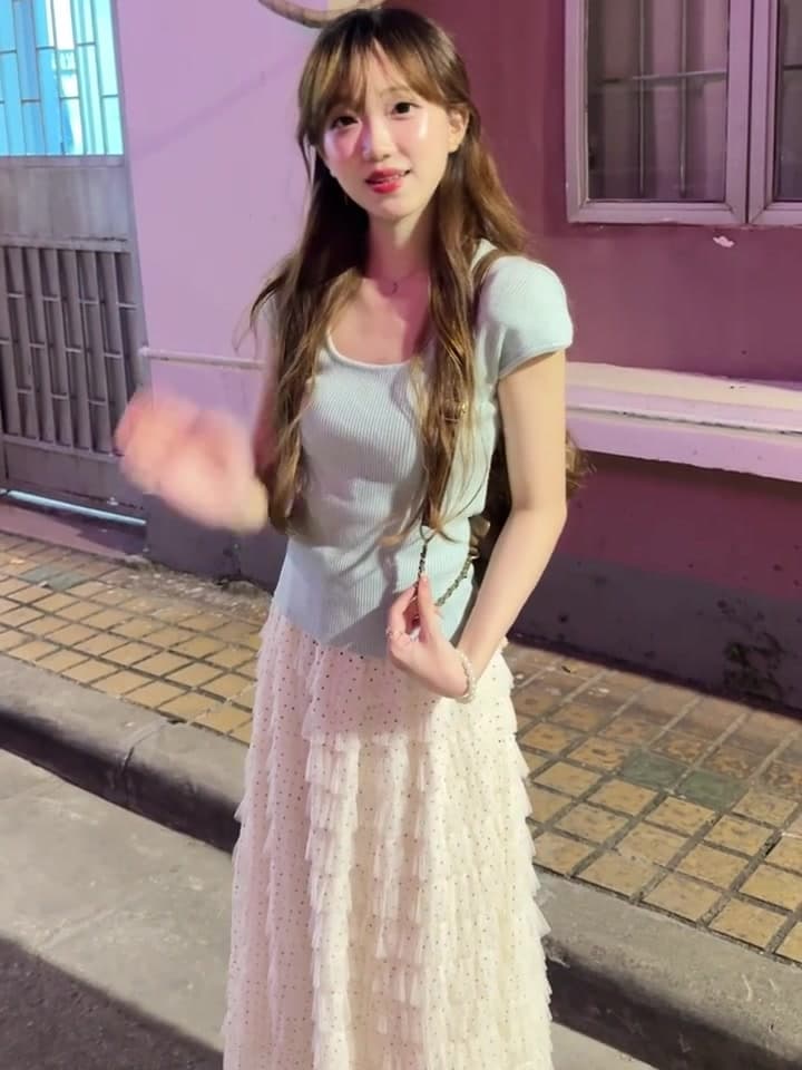 프랑스식 망사 패치워크 케이크 반신 치마 세트 여성 2026 봄 여름 디자인 센스 u 칼라 맨위 연령 감소 투피스 세트 이미지 4