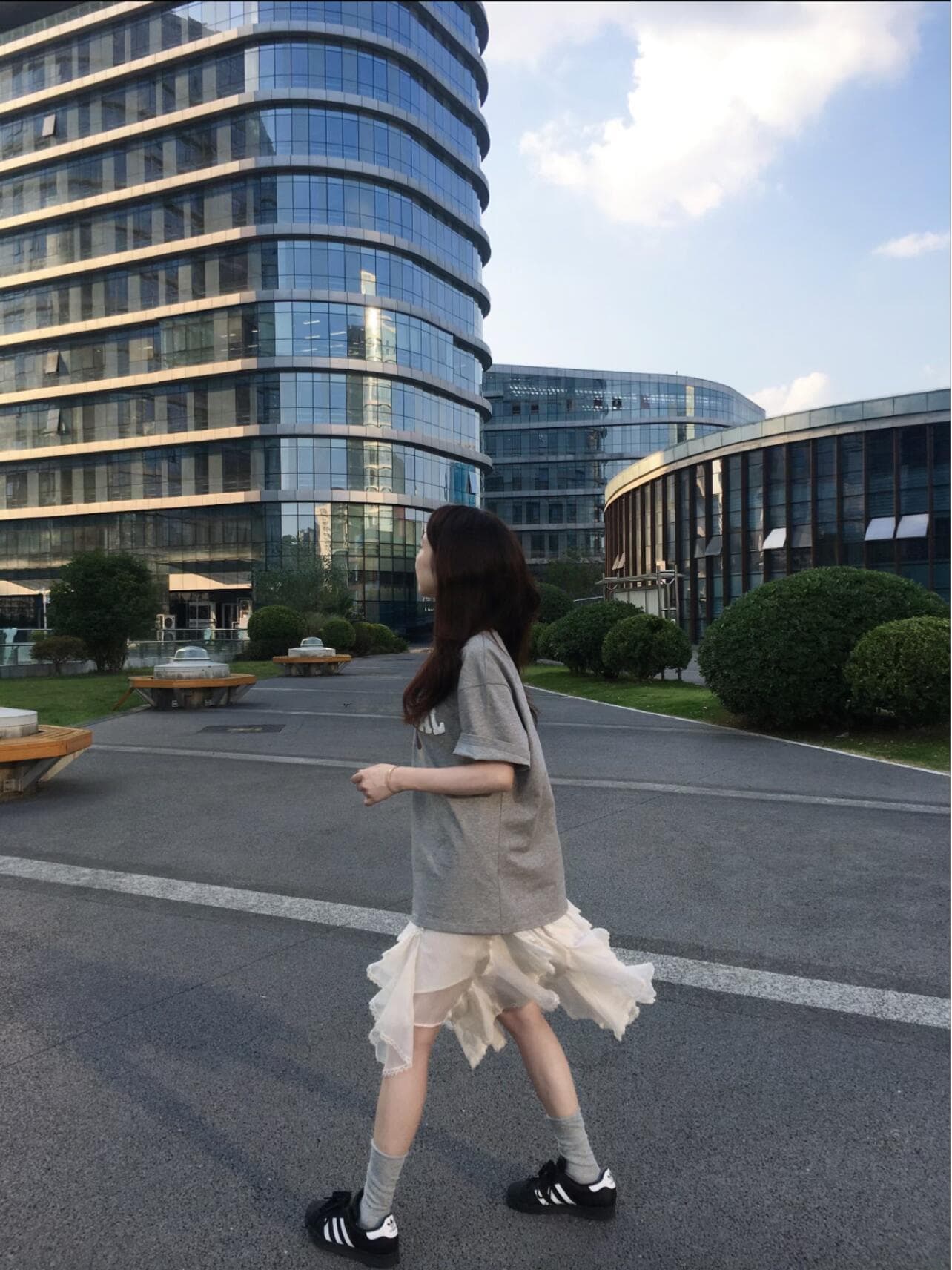 여름 일본과 한국 부서 착용 가져 가라. 세트 여성 2026 새로운 프린트 반팔 맨위 불규칙 레이스 반신 스커트 투피스 세트 상세 이미지 2