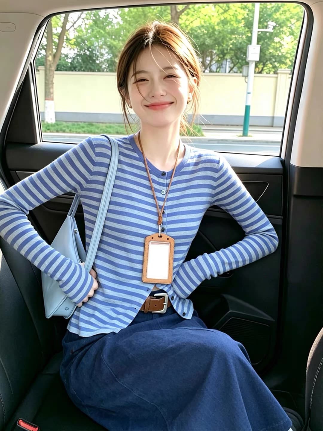 자이언트 잘 생긴 파란색 스트라이프 긴팔 티셔츠 여성 몸매 가꾸기 슬림해 보이는 V넥 기본 셔츠 이른 가을 2026 새로운 오픈 가디건 맨위