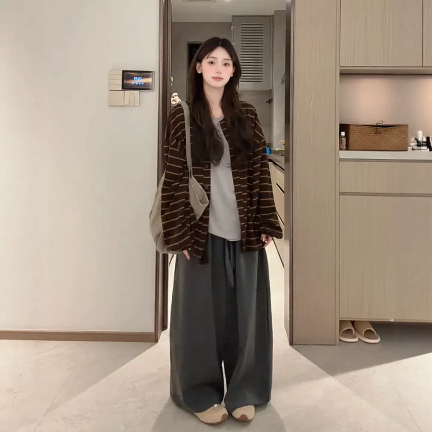 2026 슈퍼 화재 이른 가을 자이언트 잘 생긴 ~ 중 착용 가져 가라. 전체 집합 스트라이프 스웨터 코트 캐주얼 와이드 레그 팬츠 투피스 슈트 이미지 3