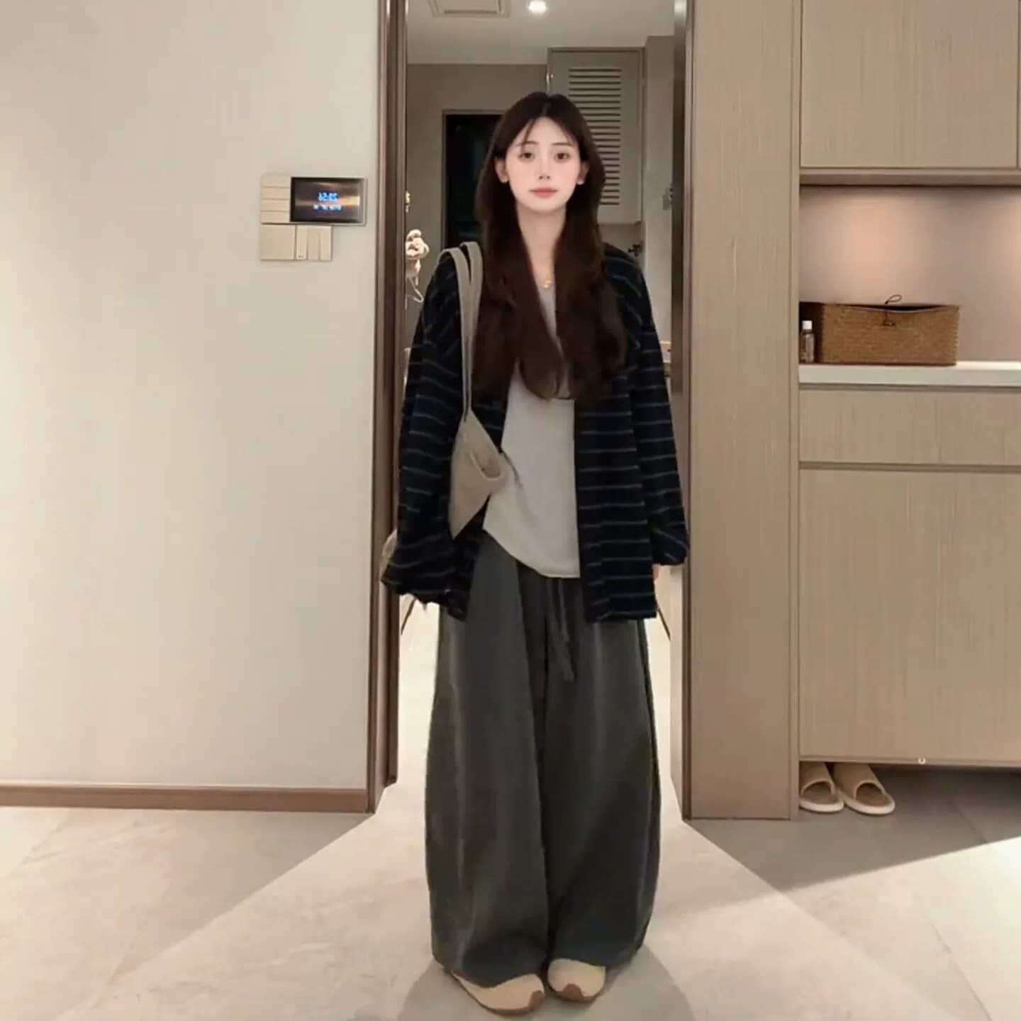 2026 슈퍼 화재 이른 가을 자이언트 잘 생긴 ~ 중 착용 가져 가라. 전체 집합 스트라이프 스웨터 코트 캐주얼 와이드 레그 팬츠 투피스 슈트 이미지 2