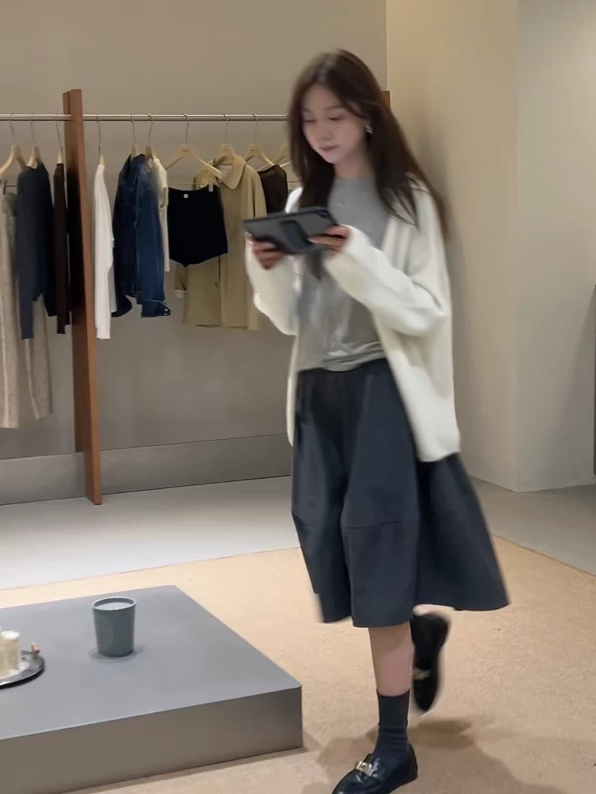 자이언트 잘 생긴 ~ 중 이른 가을 한 부서 작은 키 착용 가져 가라. 화이트 니트 오픈 가디건 맨위 회색 하이웨이스트 반 스커트 세트 여성