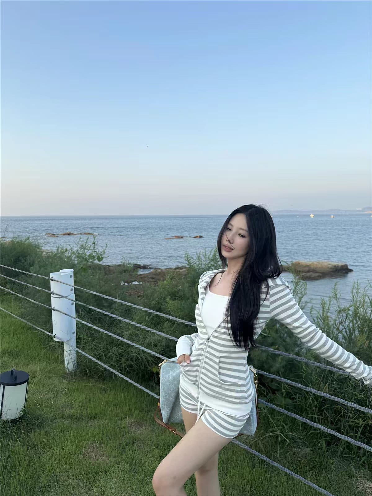 021ope 오리지널 느긋한 거리 밖 스트라이프 스포츠 슈트 느슨함 센스 몸매 가꾸기 슬림해 보이는 후드 재킷 와이드 레그 팬츠 이미지 4
