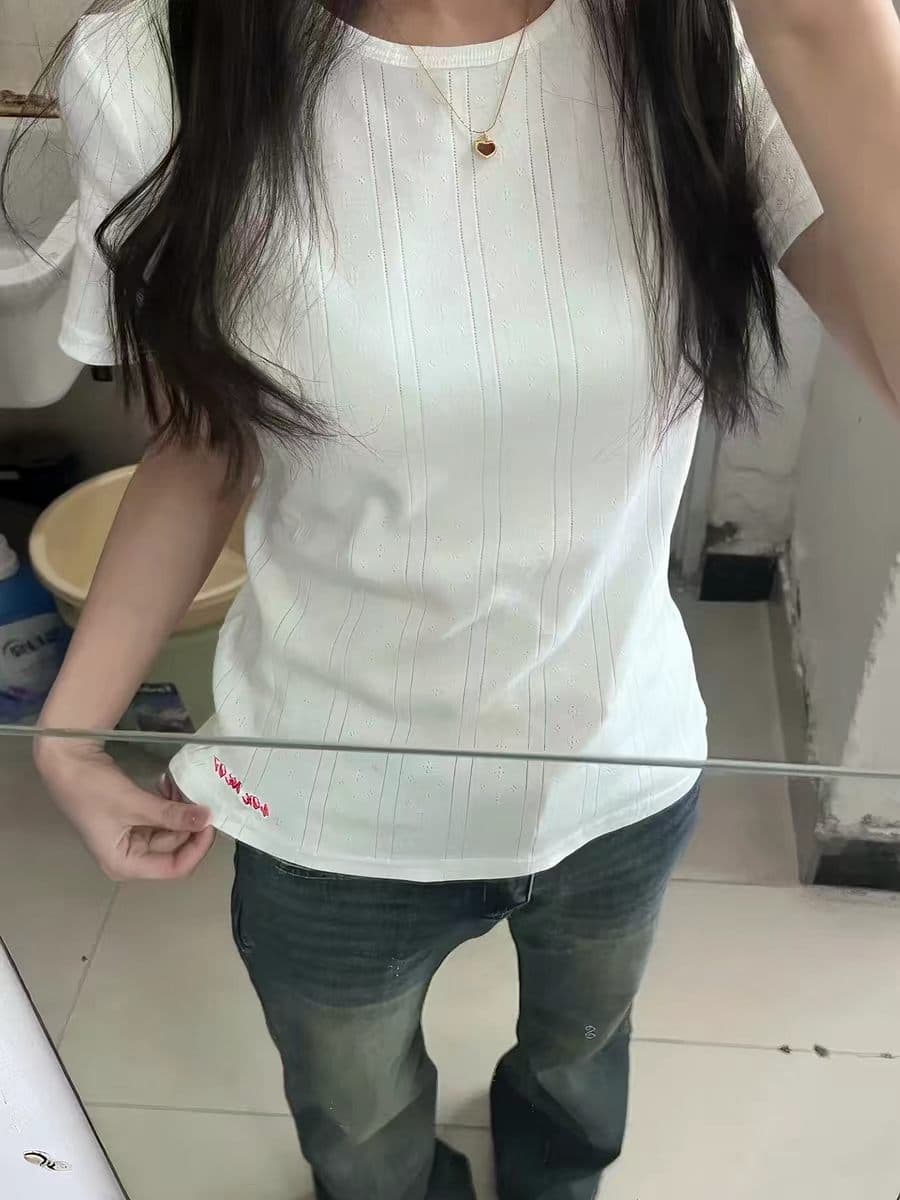 한 부서 착용 가져 가라. 화이트 자카드 질감 센스 라운드 넥 반팔 티셔츠 여성 여름 몸매 가꾸기 슬림해 보이는 인사이드 가져 가라. 자수 맨위 상세 이미지 1