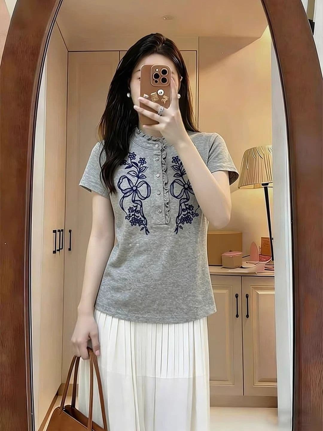 레트로 회색 스탠드 칼라 반팔 여성 2026 여름 새로운 몸매 가꾸기 슬림해 보이는 디자인 센스 작은 대중 외국 가스 한국 스타일 맨위 상세 이미지 1