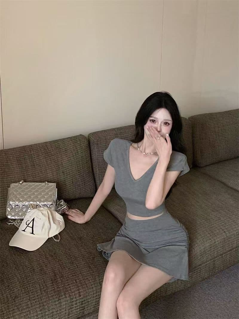 프랑스식 품격 고급 센스 V넥 몸매 가꾸기 쇼트 스타일 티셔츠 맨위 하이웨이스트 슬림해 보이는 폭발 한 마디 반신 치마 세트 여성 상세 이미지 3