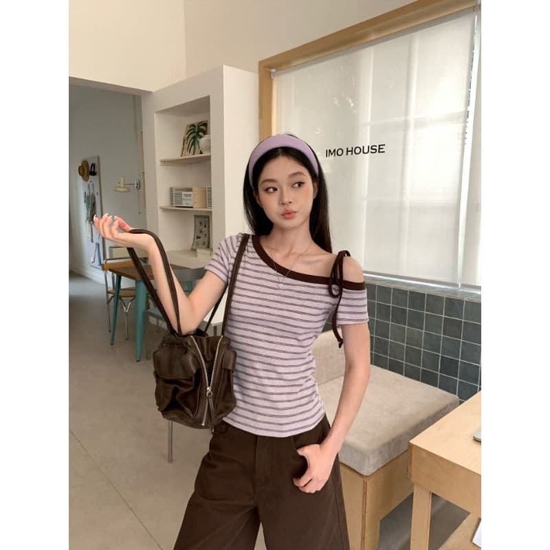 스트라이프 비스듬한 어깨 반팔 티셔츠 여름 한 부서 느긋한 센스 몸매 가꾸기 슬림해 보이는 오프숄더 작은 대중 맨위