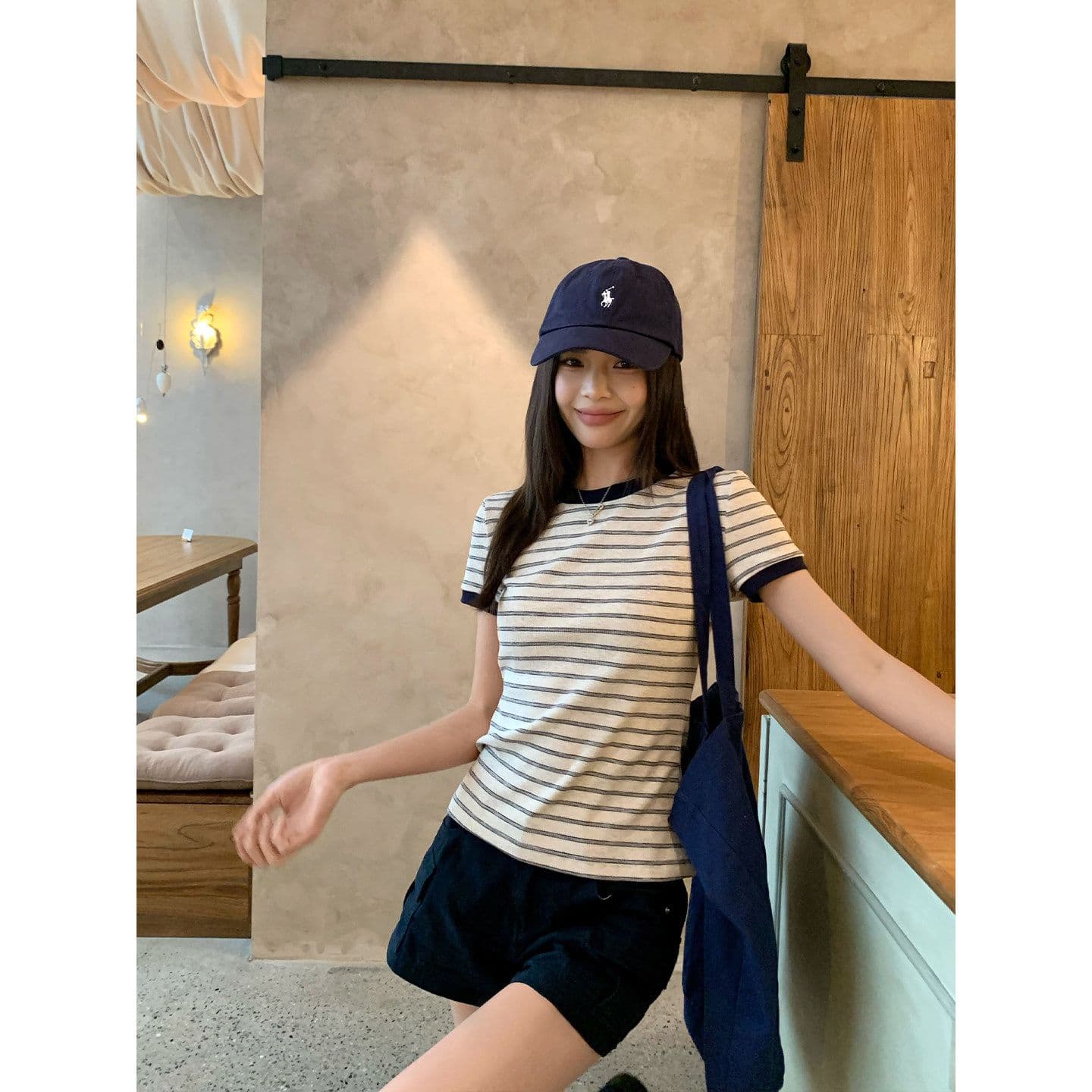 스트라이프 비스듬한 어깨 반팔 티셔츠 여름 한 부서 느긋한 센스 몸매 가꾸기 슬림해 보이는 오프숄더 작은 대중 맨위 상세 이미지 2