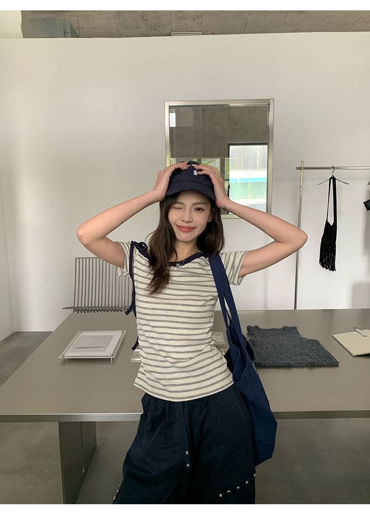 스트라이프 비스듬한 어깨 반팔 티셔츠 여름 한 부서 느긋한 센스 몸매 가꾸기 슬림해 보이는 오프숄더 작은 대중 맨위 상세 이미지 13