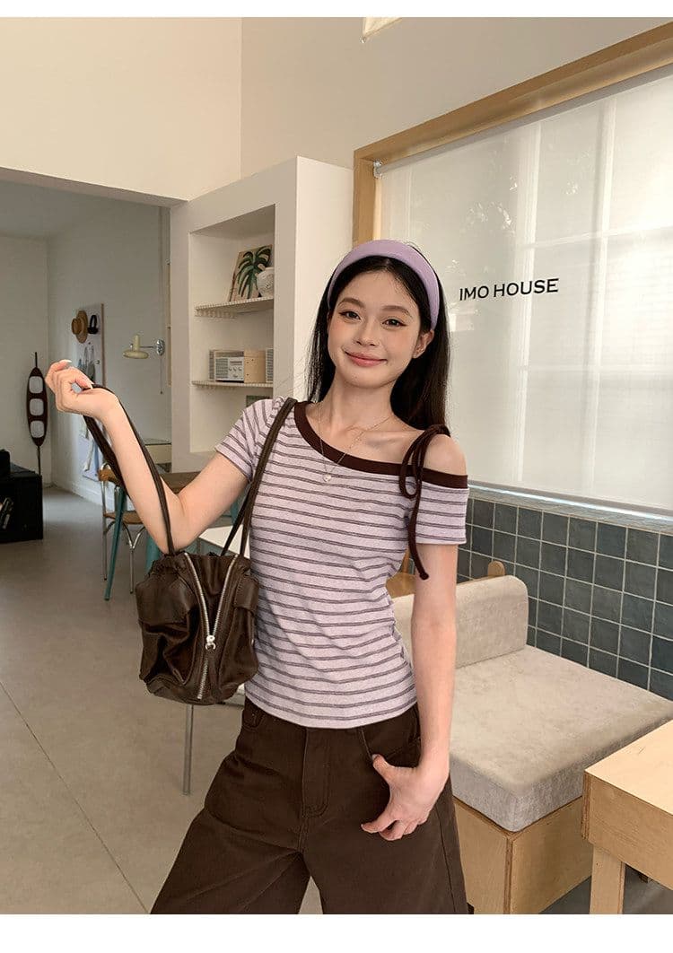 스트라이프 비스듬한 어깨 반팔 티셔츠 여름 한 부서 느긋한 센스 몸매 가꾸기 슬림해 보이는 오프숄더 작은 대중 맨위 상세 이미지 35