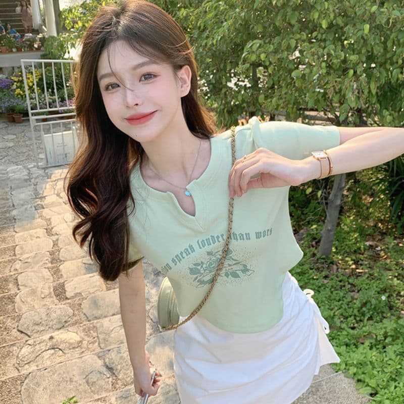 불규칙 프린트 작은 V넥 반팔 티셔츠 여성 여름 전원 핫걸 몸매 가꾸기 쇼트 스타일 긍정적 인 어깨 의류 이미지 4
