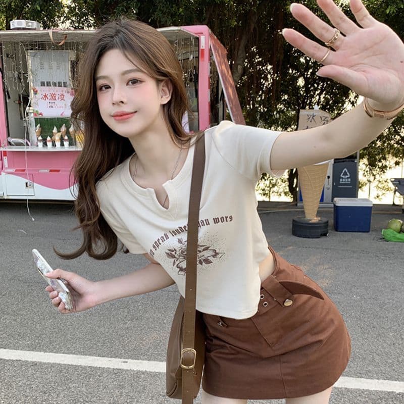 불규칙 프린트 작은 V넥 반팔 티셔츠 여성 여름 전원 핫걸 몸매 가꾸기 쇼트 스타일 긍정적 인 어깨 의류 이미지 5