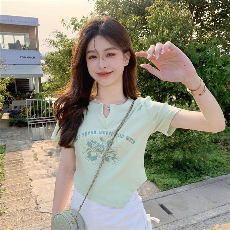 불규칙 프린트 작은 V넥 반팔 티셔츠 여성 여름 전원 핫걸 몸매 가꾸기 쇼트 스타일 긍정적 인 어깨 의류 상세 이미지 1