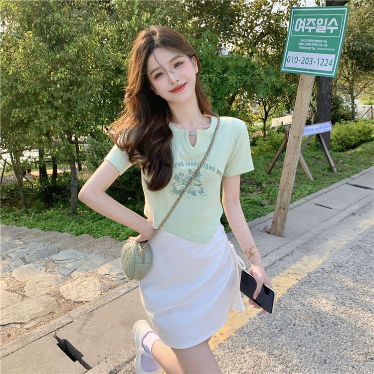 불규칙 프린트 작은 V넥 반팔 티셔츠 여성 여름 전원 핫걸 몸매 가꾸기 쇼트 스타일 긍정적 인 어깨 의류 상세 이미지 2