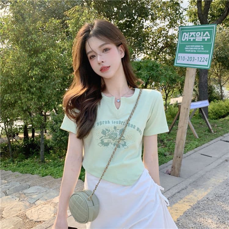 불규칙 프린트 작은 V넥 반팔 티셔츠 여성 여름 전원 핫걸 몸매 가꾸기 쇼트 스타일 긍정적 인 어깨 의류 상세 이미지 3