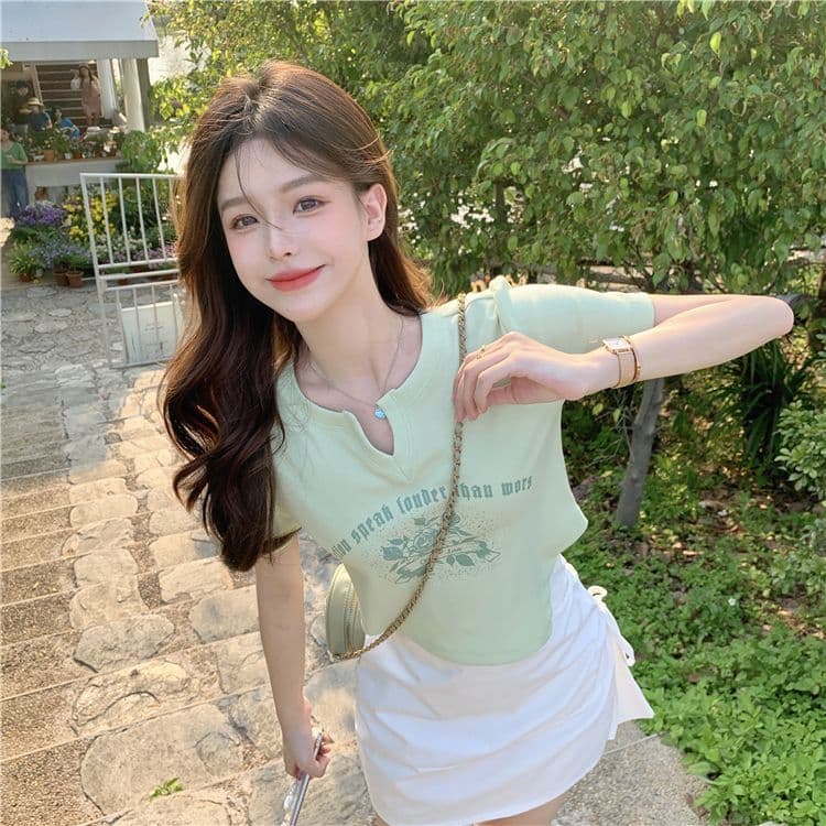 불규칙 프린트 작은 V넥 반팔 티셔츠 여성 여름 전원 핫걸 몸매 가꾸기 쇼트 스타일 긍정적 인 어깨 의류 상세 이미지 4