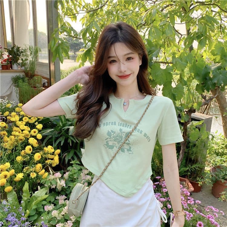 불규칙 프린트 작은 V넥 반팔 티셔츠 여성 여름 전원 핫걸 몸매 가꾸기 쇼트 스타일 긍정적 인 어깨 의류 상세 이미지 6