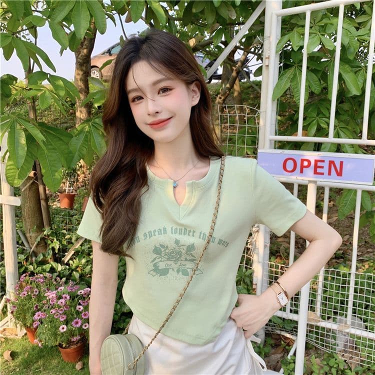 불규칙 프린트 작은 V넥 반팔 티셔츠 여성 여름 전원 핫걸 몸매 가꾸기 쇼트 스타일 긍정적 인 어깨 의류 상세 이미지 7