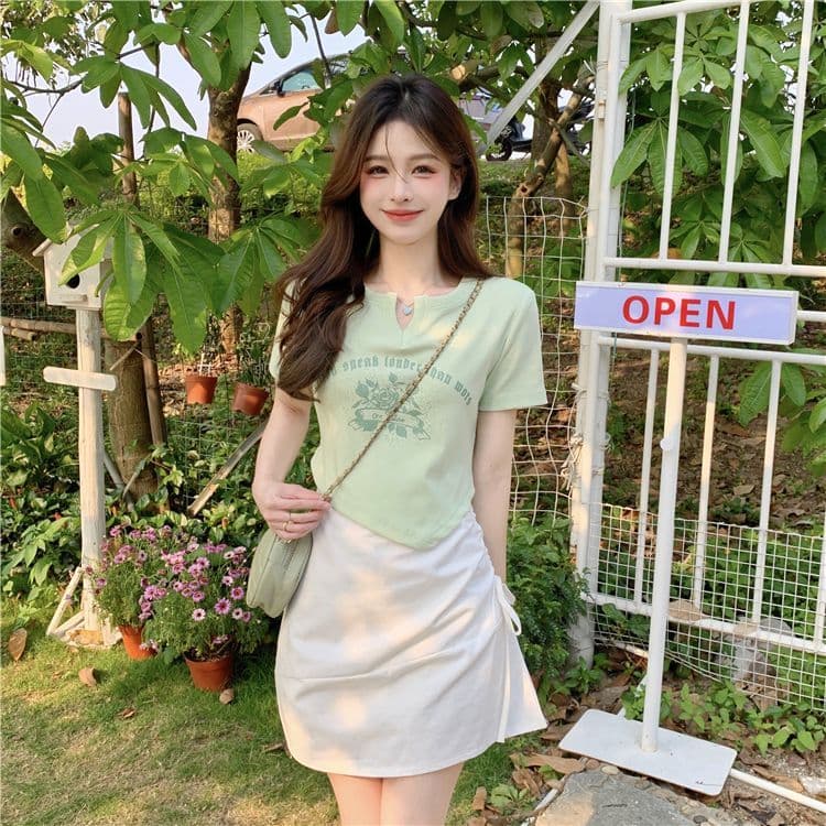 불규칙 프린트 작은 V넥 반팔 티셔츠 여성 여름 전원 핫걸 몸매 가꾸기 쇼트 스타일 긍정적 인 어깨 의류 상세 이미지 8