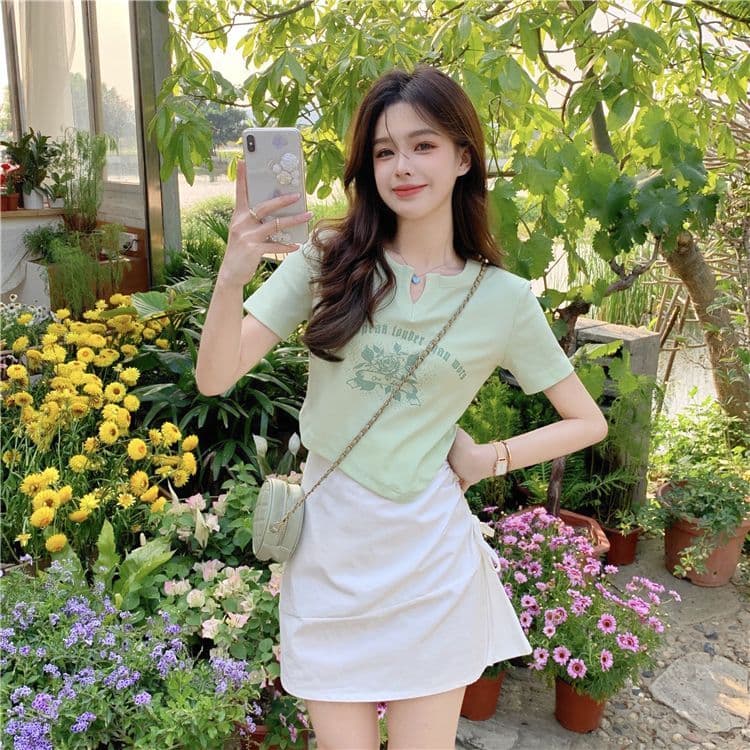불규칙 프린트 작은 V넥 반팔 티셔츠 여성 여름 전원 핫걸 몸매 가꾸기 쇼트 스타일 긍정적 인 어깨 의류 상세 이미지 9