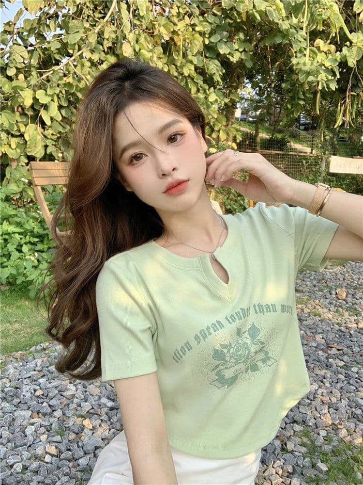 불규칙 프린트 작은 V넥 반팔 티셔츠 여성 여름 전원 핫걸 몸매 가꾸기 쇼트 스타일 긍정적 인 어깨 의류 상세 이미지 10