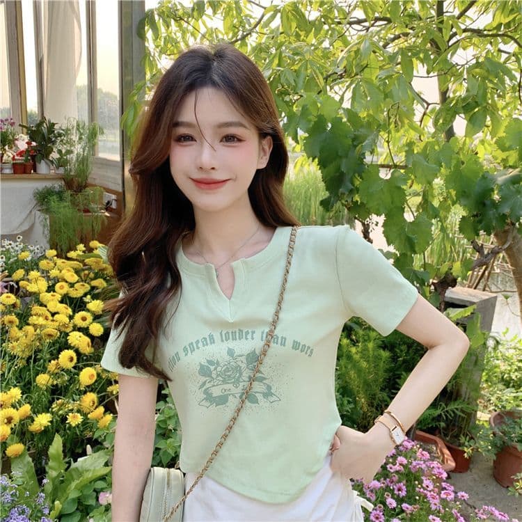 불규칙 프린트 작은 V넥 반팔 티셔츠 여성 여름 전원 핫걸 몸매 가꾸기 쇼트 스타일 긍정적 인 어깨 의류 상세 이미지 11