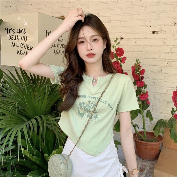 불규칙 프린트 작은 V넥 반팔 티셔츠 여성 여름 전원 핫걸 몸매 가꾸기 쇼트 스타일 긍정적 인 어깨 의류 상세 이미지 13