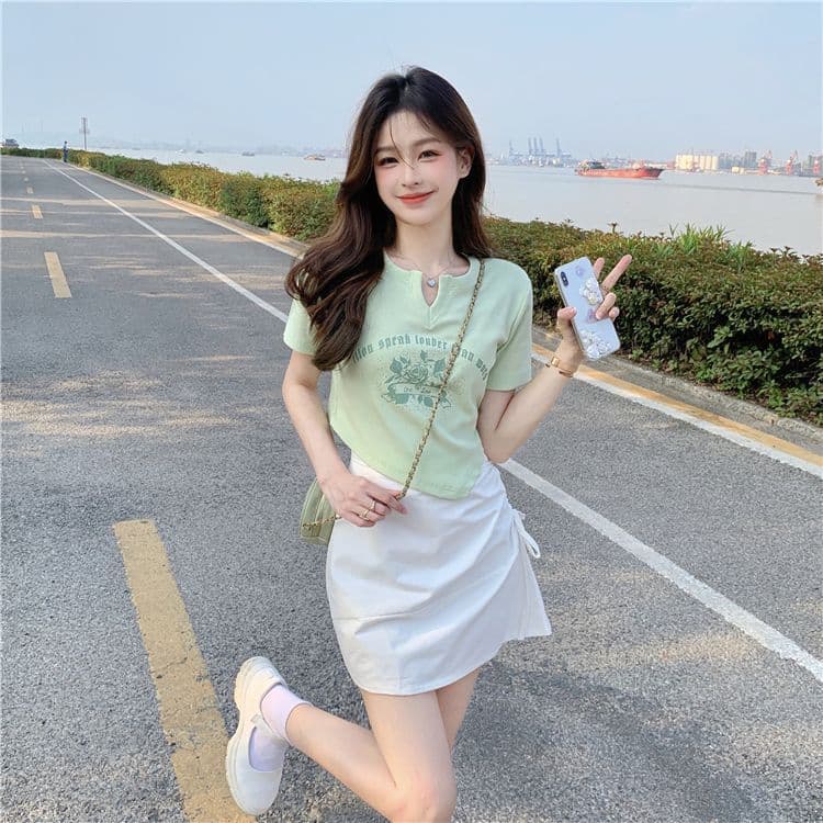 불규칙 프린트 작은 V넥 반팔 티셔츠 여성 여름 전원 핫걸 몸매 가꾸기 쇼트 스타일 긍정적 인 어깨 의류 상세 이미지 14