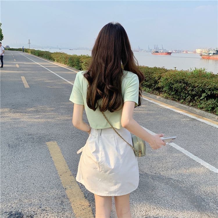 불규칙 프린트 작은 V넥 반팔 티셔츠 여성 여름 전원 핫걸 몸매 가꾸기 쇼트 스타일 긍정적 인 어깨 의류 상세 이미지 15