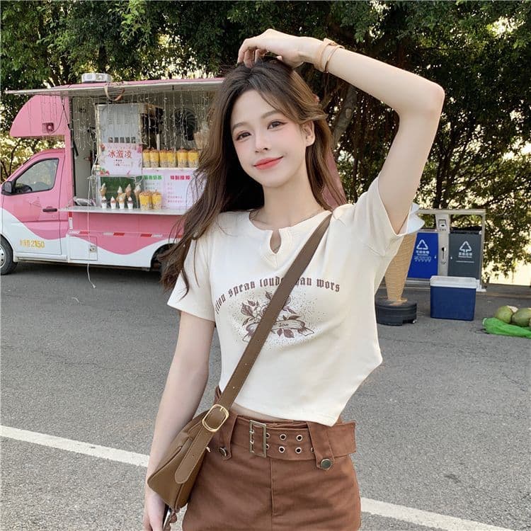 불규칙 프린트 작은 V넥 반팔 티셔츠 여성 여름 전원 핫걸 몸매 가꾸기 쇼트 스타일 긍정적 인 어깨 의류 상세 이미지 16