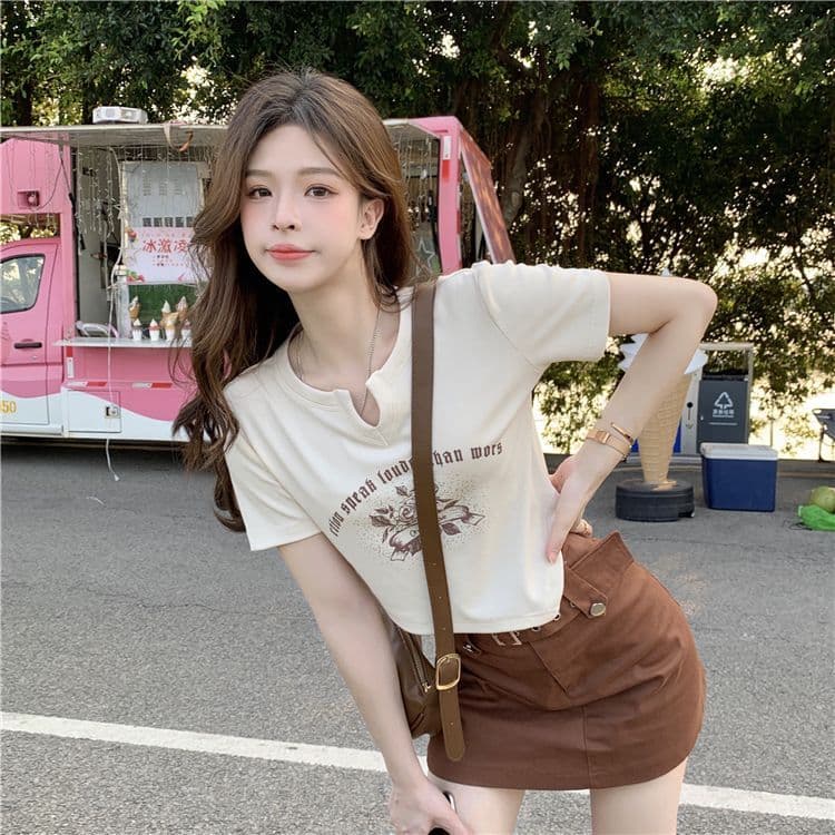 불규칙 프린트 작은 V넥 반팔 티셔츠 여성 여름 전원 핫걸 몸매 가꾸기 쇼트 스타일 긍정적 인 어깨 의류 상세 이미지 17