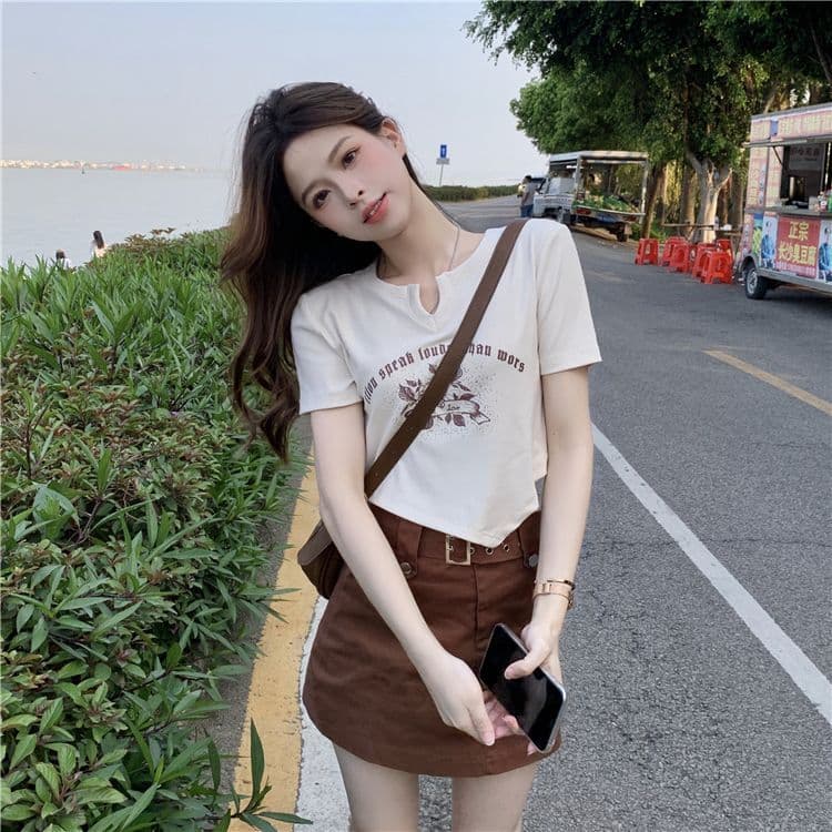 불규칙 프린트 작은 V넥 반팔 티셔츠 여성 여름 전원 핫걸 몸매 가꾸기 쇼트 스타일 긍정적 인 어깨 의류 상세 이미지 19