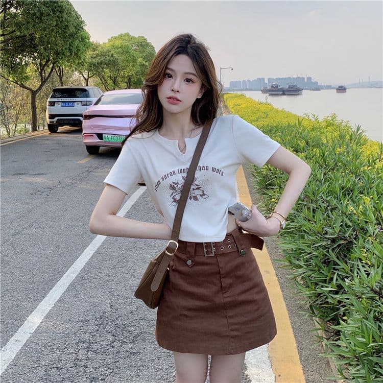 불규칙 프린트 작은 V넥 반팔 티셔츠 여성 여름 전원 핫걸 몸매 가꾸기 쇼트 스타일 긍정적 인 어깨 의류 상세 이미지 20