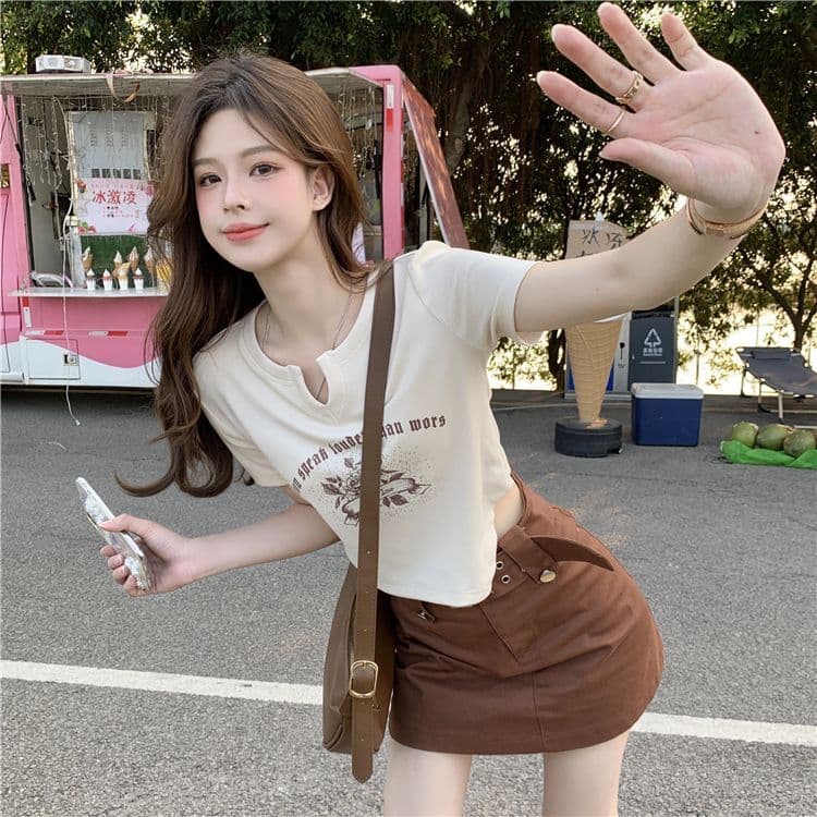 불규칙 프린트 작은 V넥 반팔 티셔츠 여성 여름 전원 핫걸 몸매 가꾸기 쇼트 스타일 긍정적 인 어깨 의류 상세 이미지 21