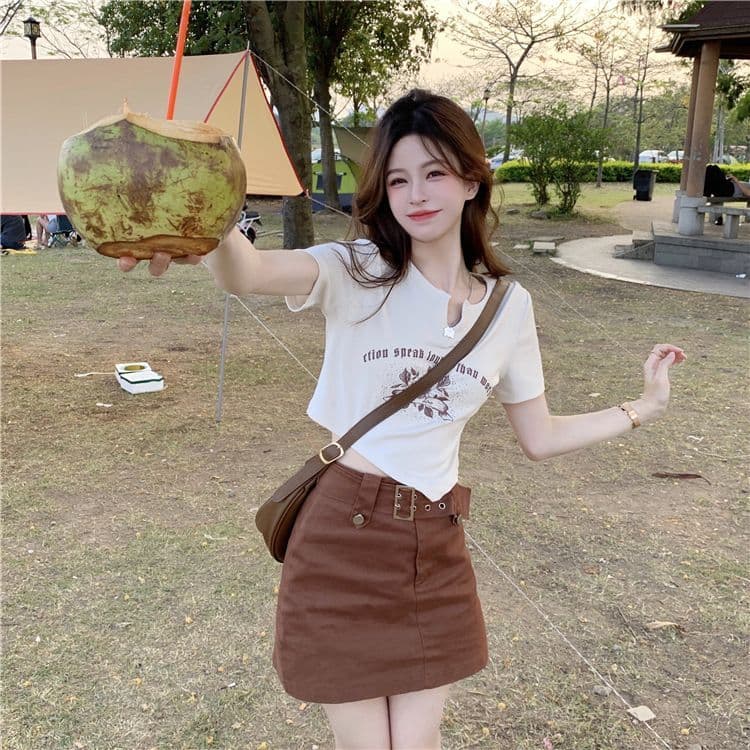 불규칙 프린트 작은 V넥 반팔 티셔츠 여성 여름 전원 핫걸 몸매 가꾸기 쇼트 스타일 긍정적 인 어깨 의류 상세 이미지 24