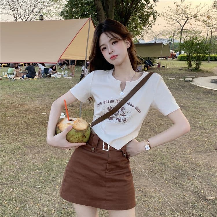 불규칙 프린트 작은 V넥 반팔 티셔츠 여성 여름 전원 핫걸 몸매 가꾸기 쇼트 스타일 긍정적 인 어깨 의류 상세 이미지 26