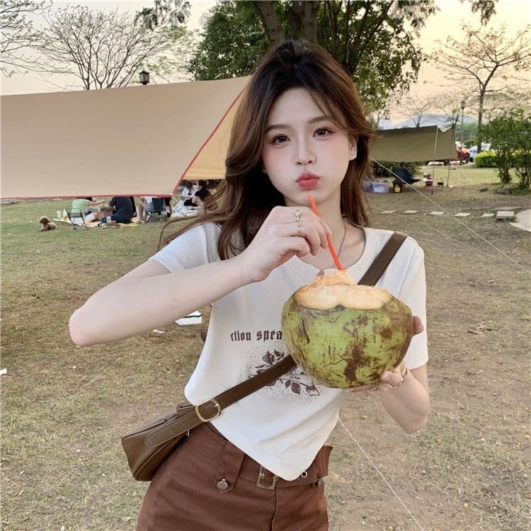 불규칙 프린트 작은 V넥 반팔 티셔츠 여성 여름 전원 핫걸 몸매 가꾸기 쇼트 스타일 긍정적 인 어깨 의류 상세 이미지 27