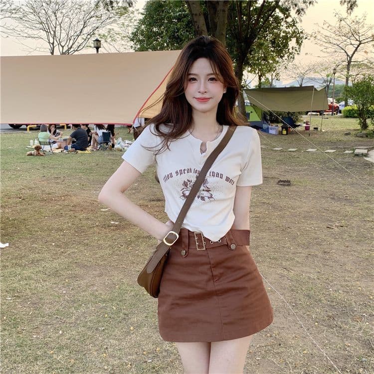 불규칙 프린트 작은 V넥 반팔 티셔츠 여성 여름 전원 핫걸 몸매 가꾸기 쇼트 스타일 긍정적 인 어깨 의류 상세 이미지 28