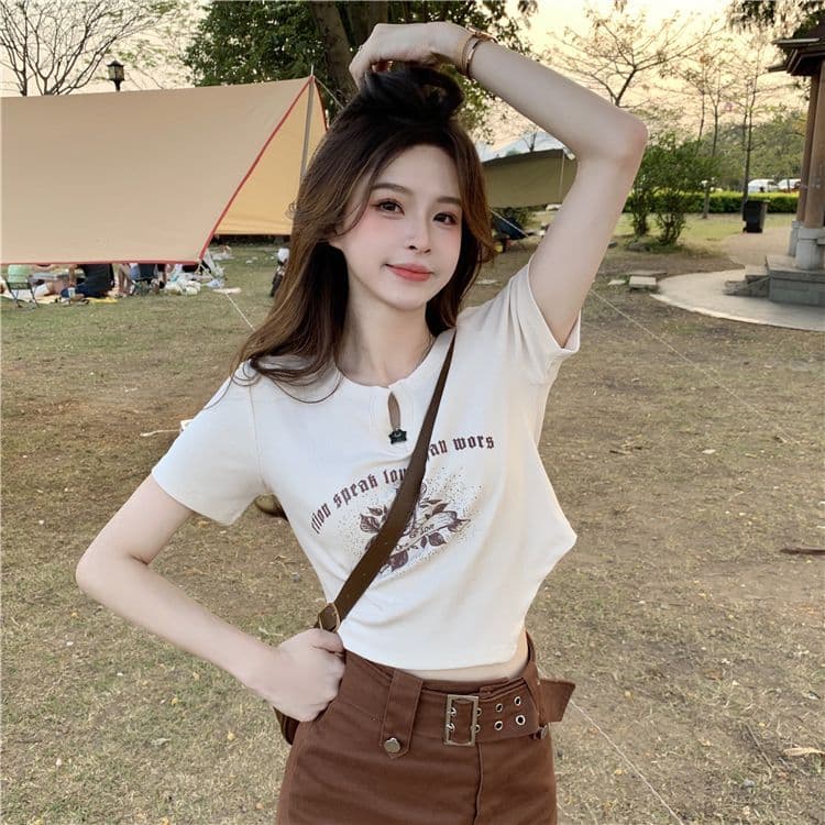 불규칙 프린트 작은 V넥 반팔 티셔츠 여성 여름 전원 핫걸 몸매 가꾸기 쇼트 스타일 긍정적 인 어깨 의류 상세 이미지 29