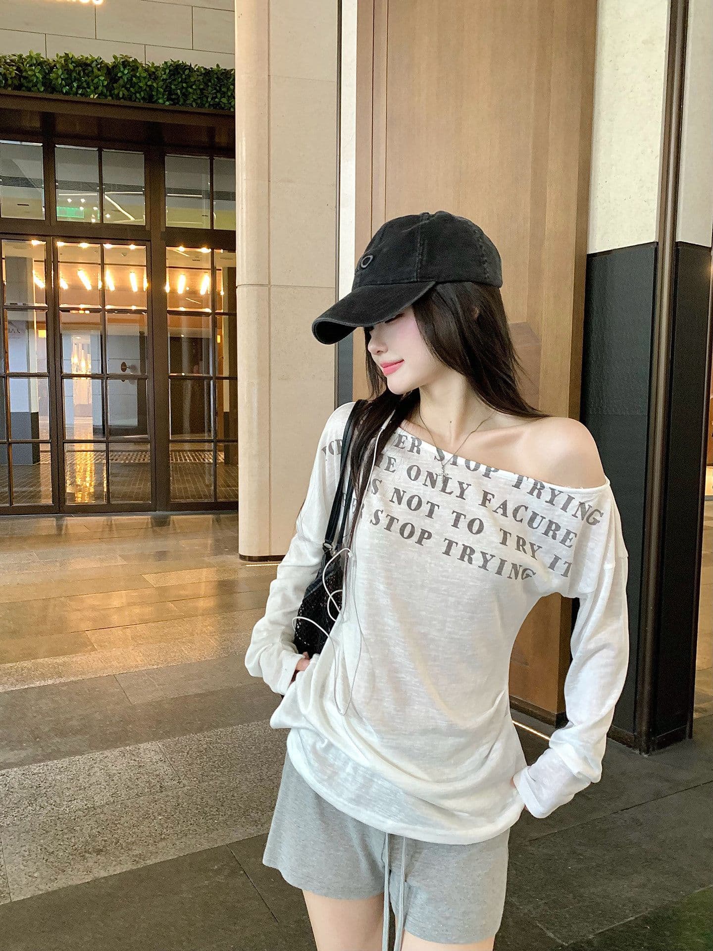 라이 경기 서울 비스듬한 어깨 티셔츠 여성 여름 섹션 한 부서 알파벳 프린트 블라우스 긴팔 아름다운 베이지 색 루즈핏 맨위