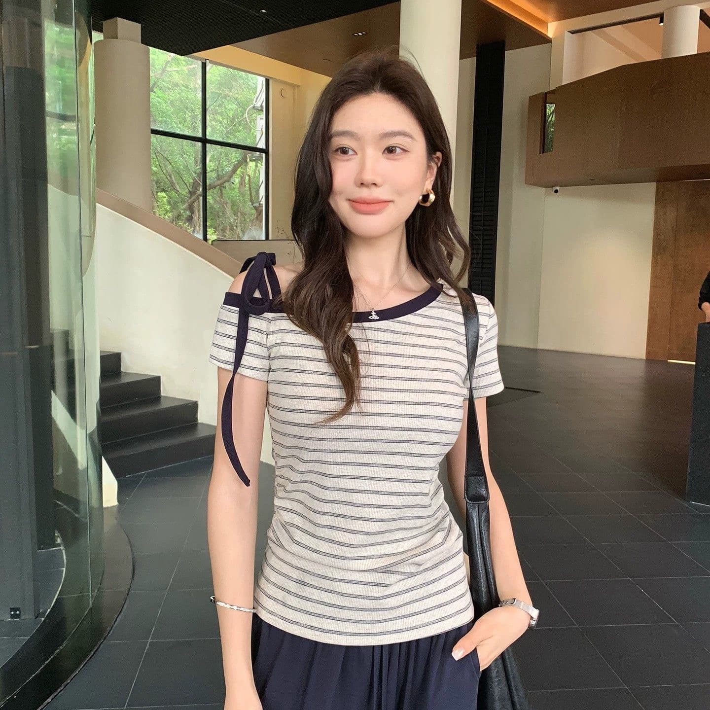 한 부서 느긋한 센스 레이스업 스트라이프 비스듬한 어깨 반팔 티셔츠 여성 여름 새로운 이미지 2