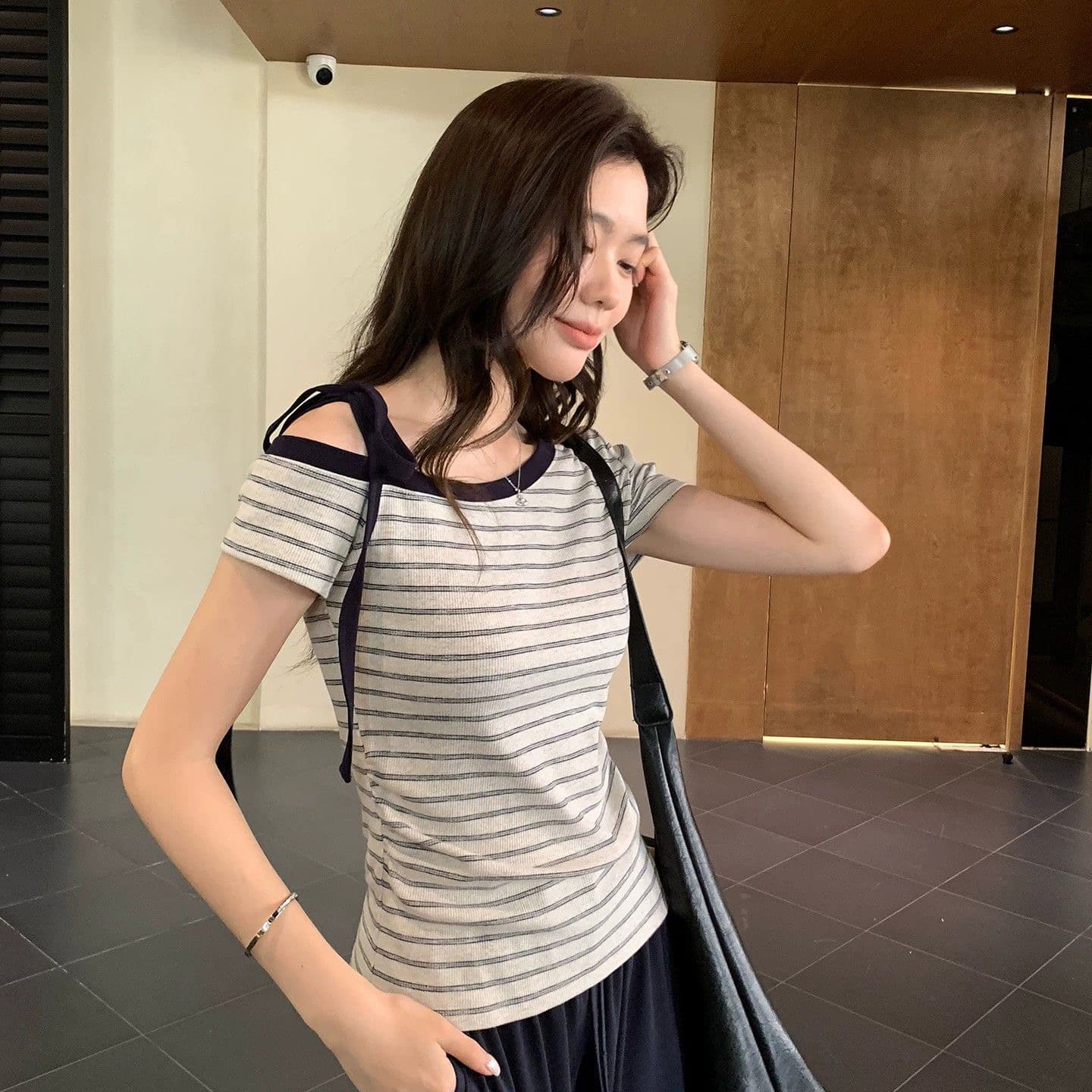 한 부서 느긋한 센스 레이스업 스트라이프 비스듬한 어깨 반팔 티셔츠 여성 여름 새로운 상세 이미지 3