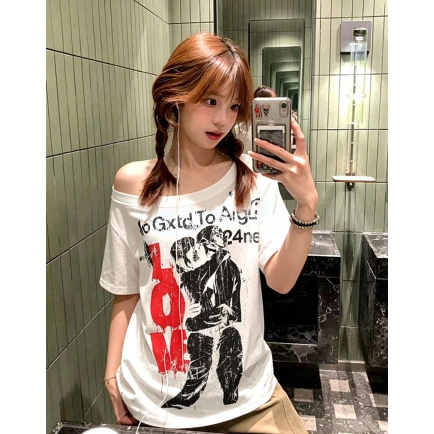 광저우 원단 밑단 찢어진 부분 뒤로 홀로우 아웃 아름다움 트렌디 레트로 디자인 센스 알파벳 프린트 비스듬한 어깨 반팔 티셔츠 이미지 5