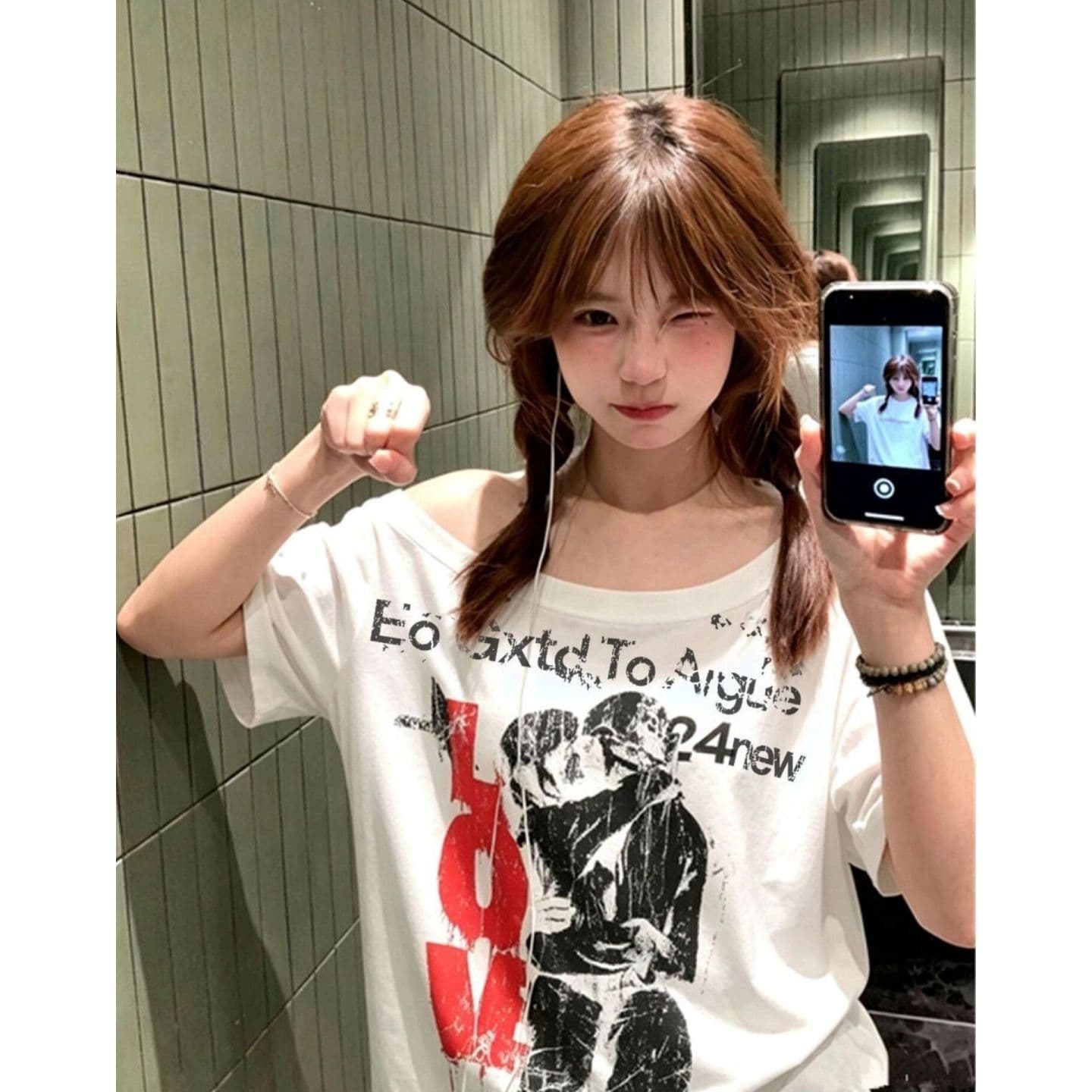 광저우 원단 밑단 찢어진 부분 뒤로 홀로우 아웃 아름다움 트렌디 레트로 디자인 센스 알파벳 프린트 비스듬한 어깨 반팔 티셔츠 이미지 3