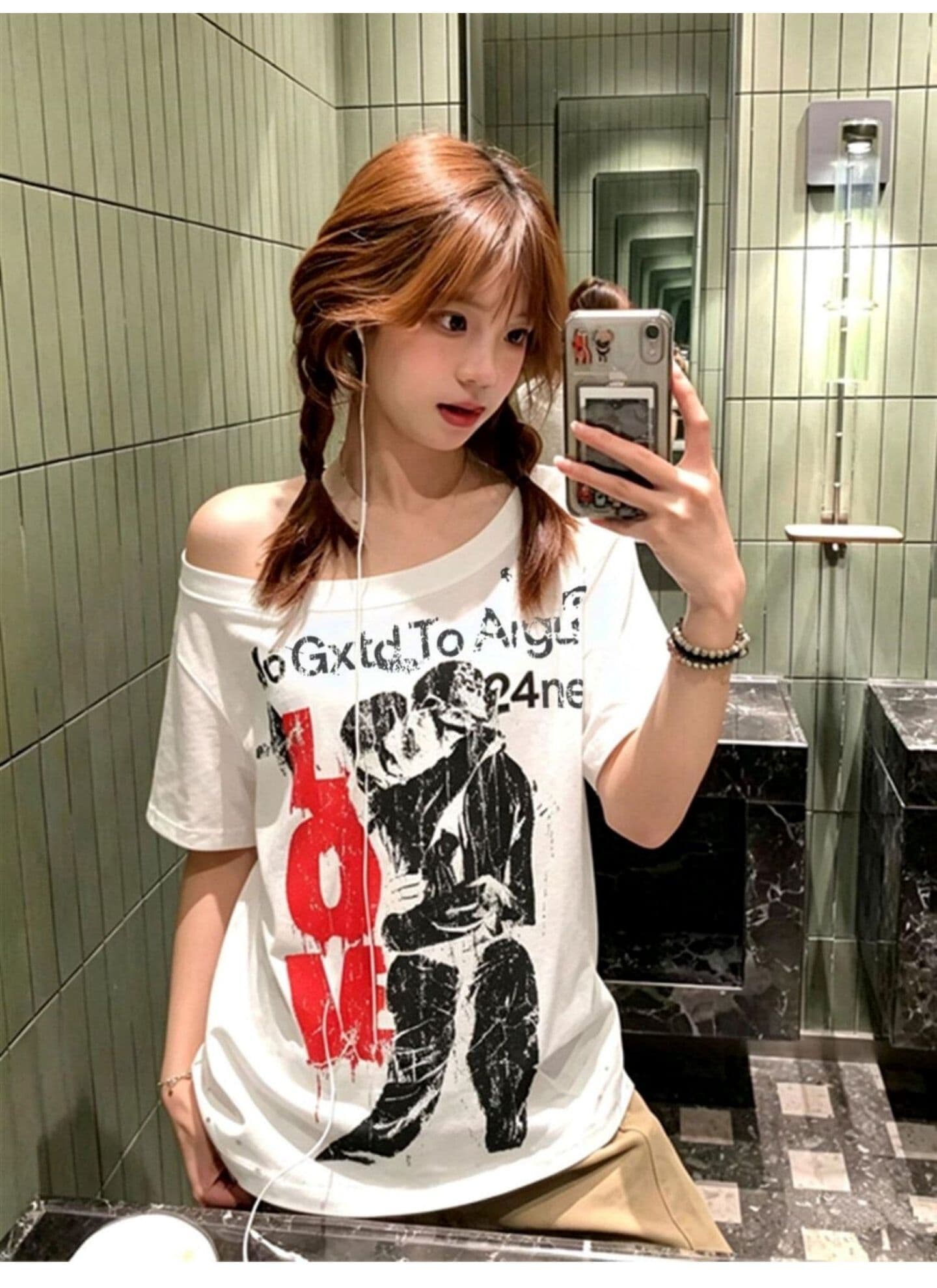 광저우 원단 밑단 찢어진 부분 뒤로 홀로우 아웃 아름다움 트렌디 레트로 디자인 센스 알파벳 프린트 비스듬한 어깨 반팔 티셔츠 상세 이미지 2