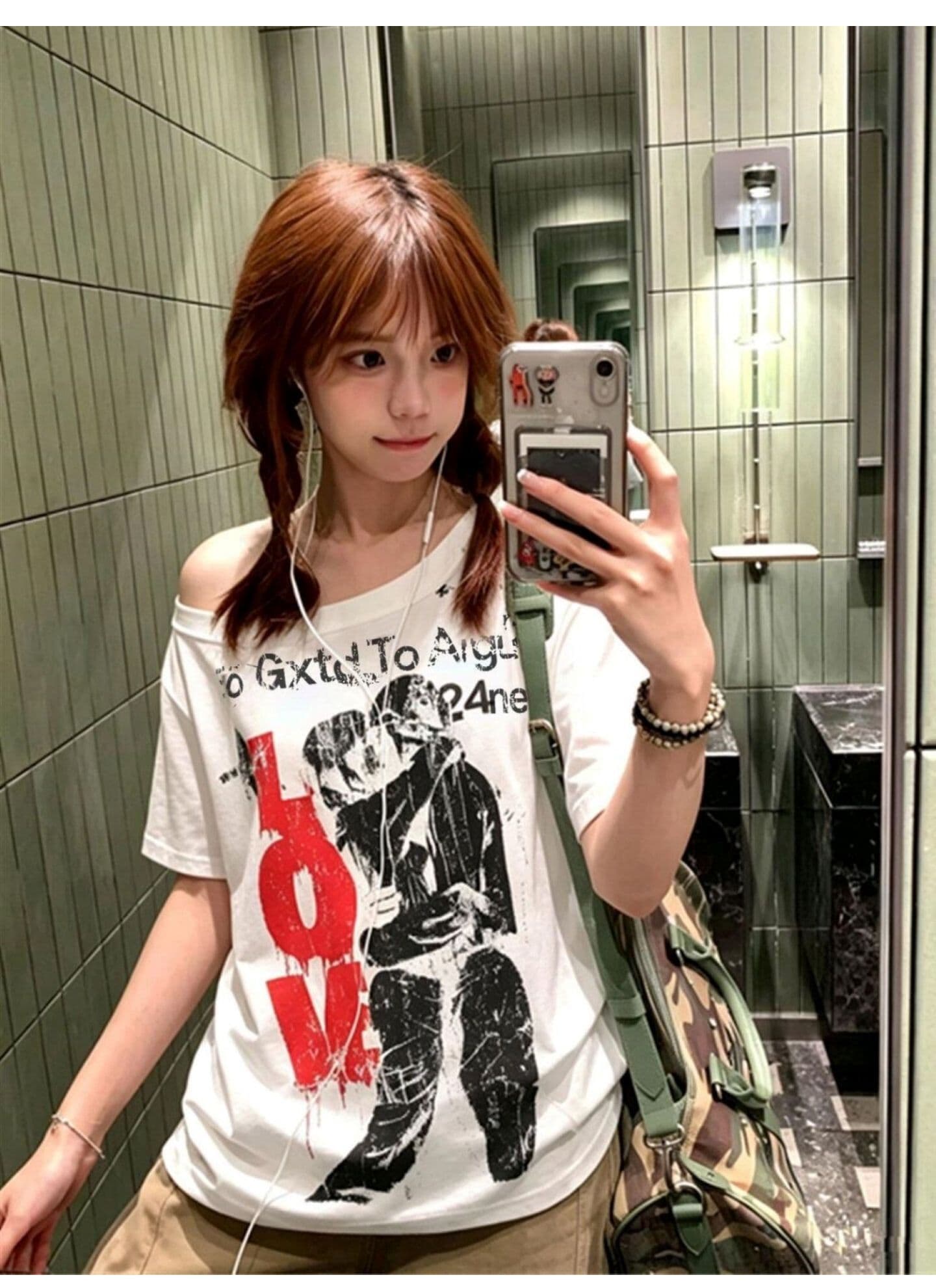 광저우 원단 밑단 찢어진 부분 뒤로 홀로우 아웃 아름다움 트렌디 레트로 디자인 센스 알파벳 프린트 비스듬한 어깨 반팔 티셔츠 상세 이미지 3