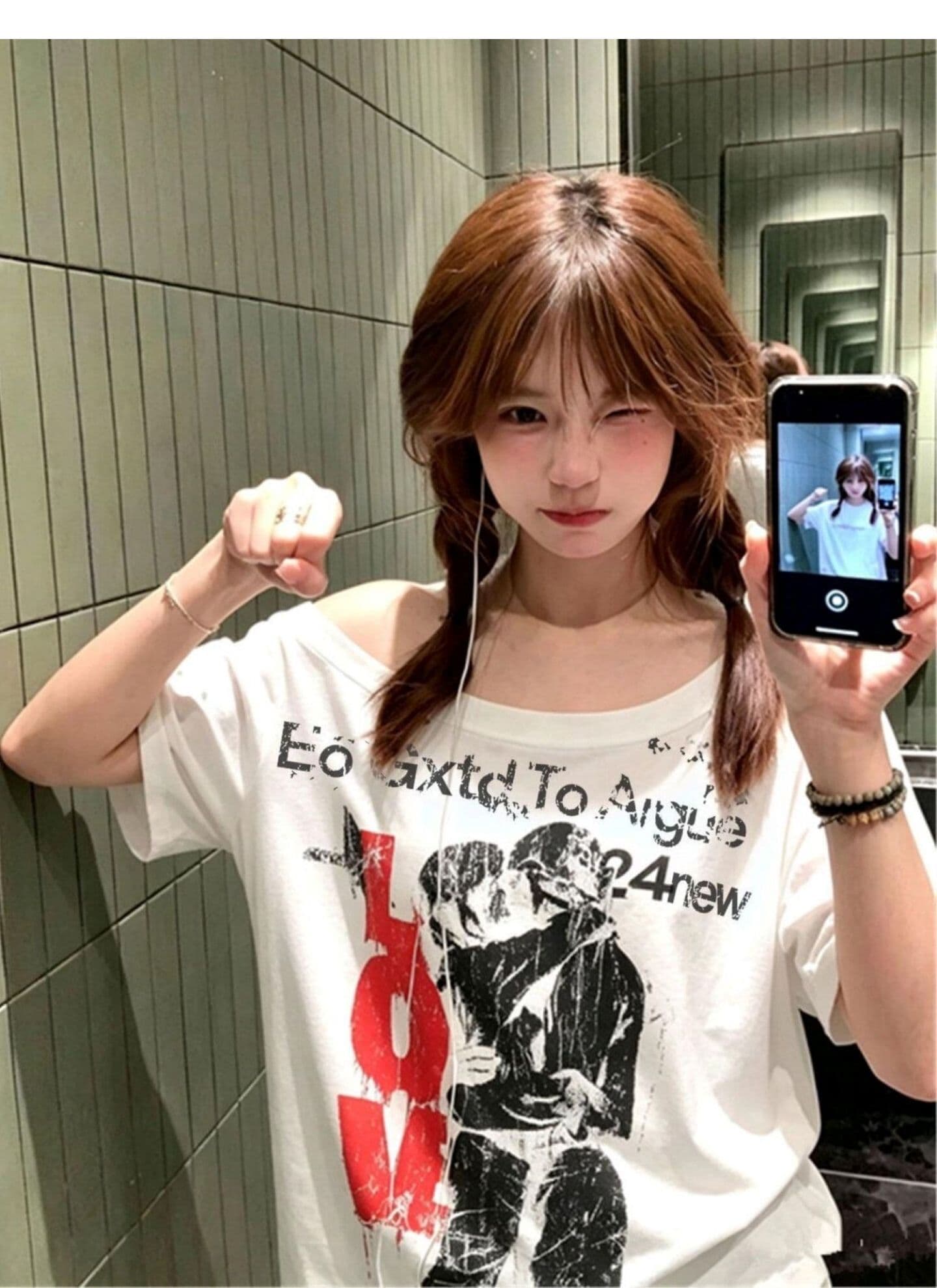 광저우 원단 밑단 찢어진 부분 뒤로 홀로우 아웃 아름다움 트렌디 레트로 디자인 센스 알파벳 프린트 비스듬한 어깨 반팔 티셔츠 상세 이미지 4